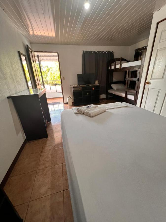 Bed and Breakfast Cabinas Playa Bandera Parrita Zewnętrze zdjęcie